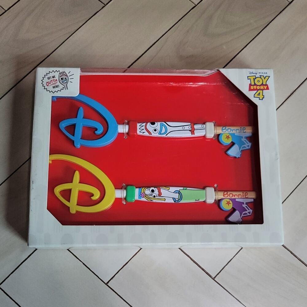 Disney Pixar Toy Story 4 Collectible Key Set - Forky and Karen Beverly